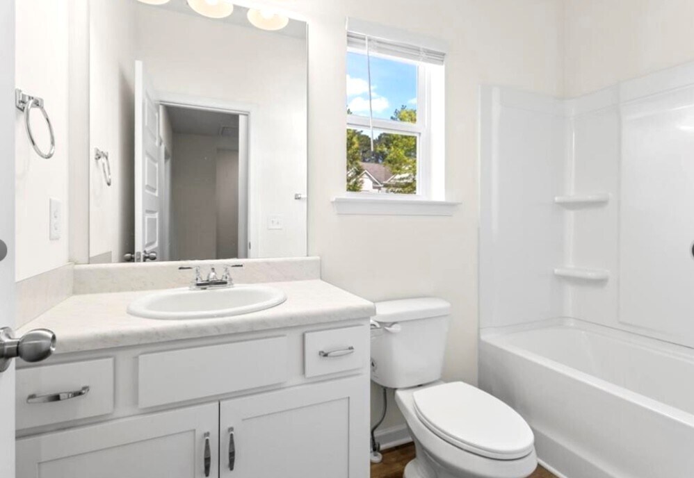 Upstairs Second Bath - 136 Grant Dr