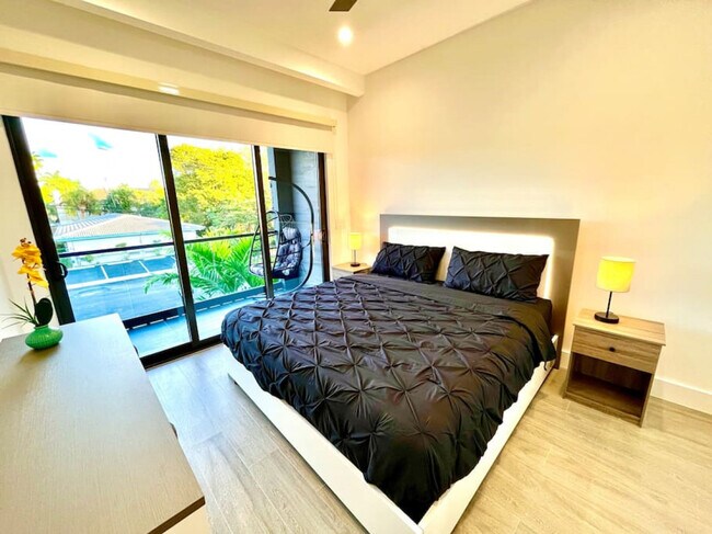 Building Photo - 648 NE 16th Terrace