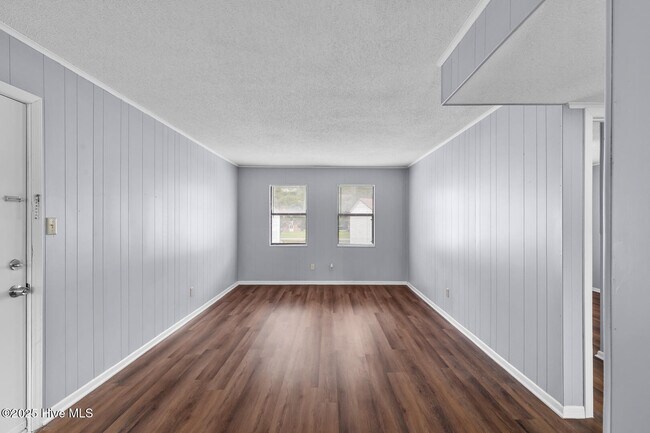 Building Photo - 107 Ravenwood Dr