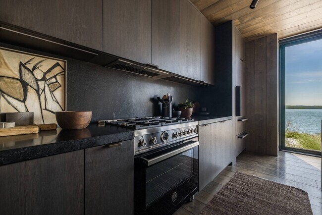 Building Photo - 265 Three Mile Harbor Hog Creek Rd