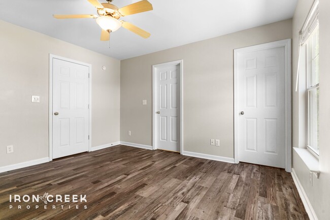 Building Photo - Stylish 2BR/2.5BA Townhome in Desirable Fl...