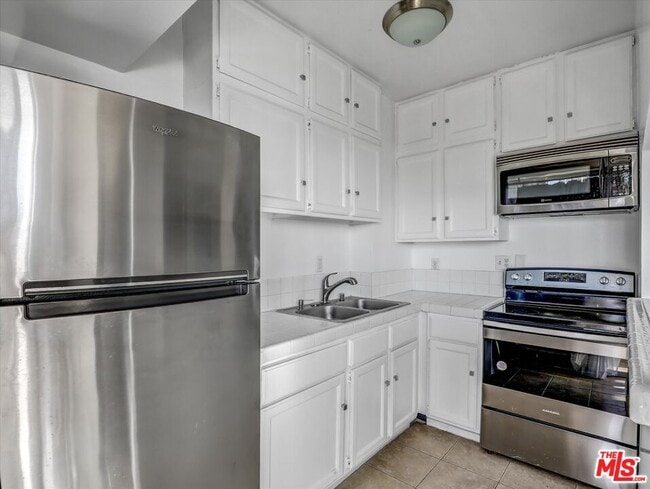 Building Photo - 999 N Doheny Dr