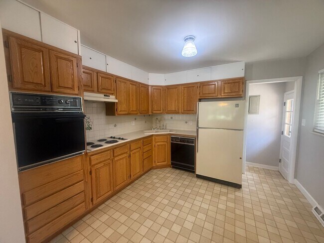 Building Photo - $0 DEPOSIT OPTION! SPACIOUS 5-BEDROOM HOME WITH FINISHED BASEMENT & 2 CAR GARAGE