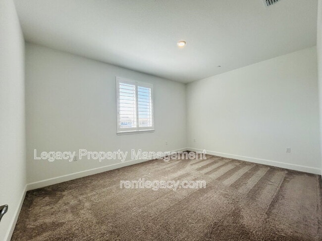 Building Photo - 4096 Azul Way