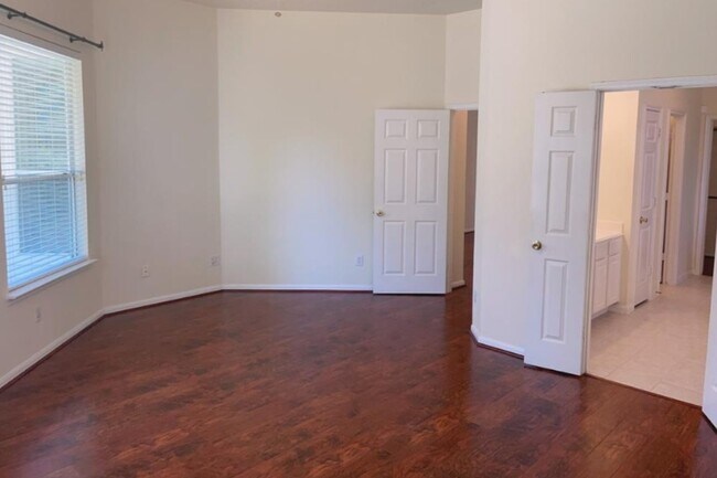 Building Photo - 2431 Pine Shadows Dr