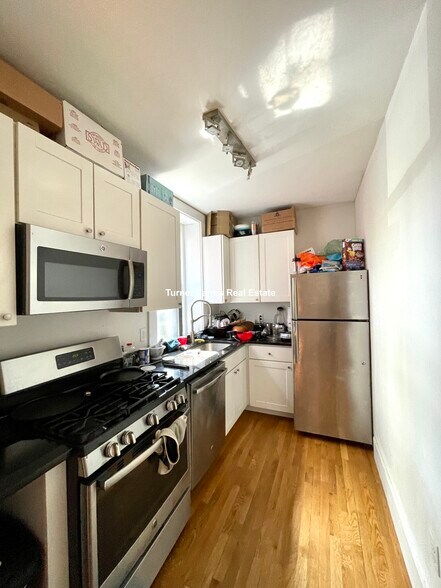 Building Photo - 40 Cedar St