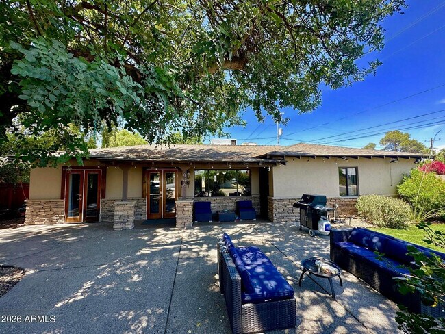 Building Photo - 946 E Denton Ln