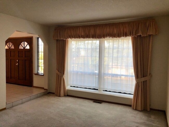 Building Photo - Spacious 4 bedroom 3 bath home in Folsom