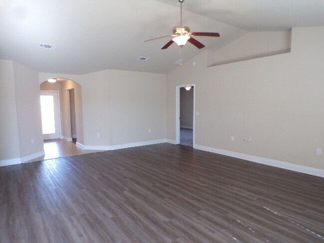 Building Photo - Spacious 3-Bedroom Home
