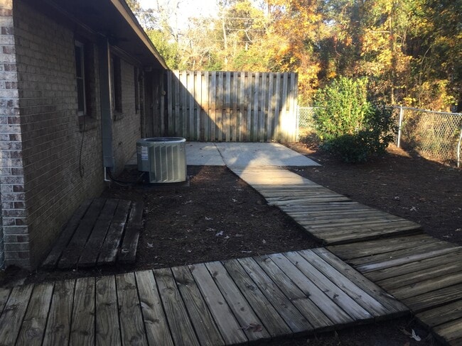 Building Photo - Pet Friendly! Three-bedroom Duplex Ranch Home in Surfside Beach! East of 17!