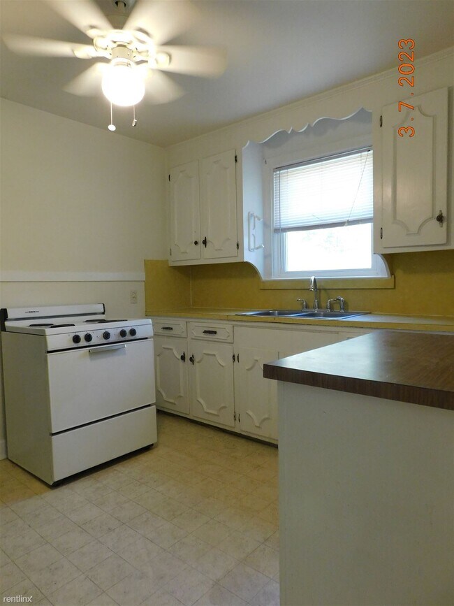 Building Photo - 2 br, 1 bath Duplex - 6230 Sedgefield Dr A...