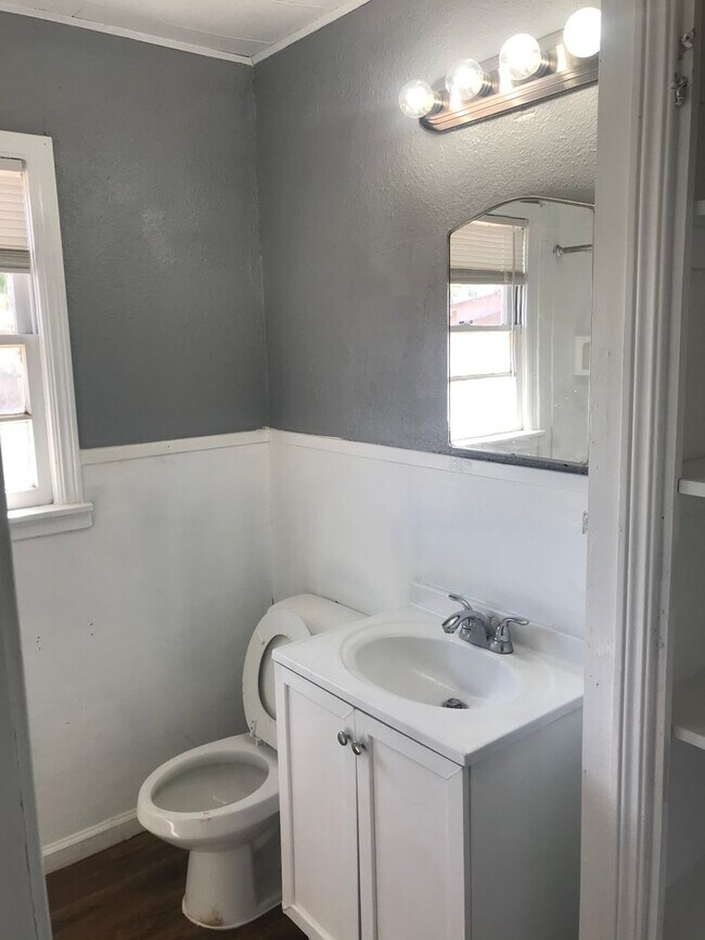 Building Photo - Handyman Special $0 First Month's Rent / “You fix, you SAVE BIG!!” Contact Mayshell for details: ...