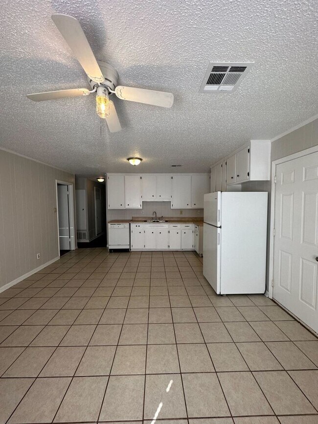 Building Photo - 412 Fieldbrook Dr