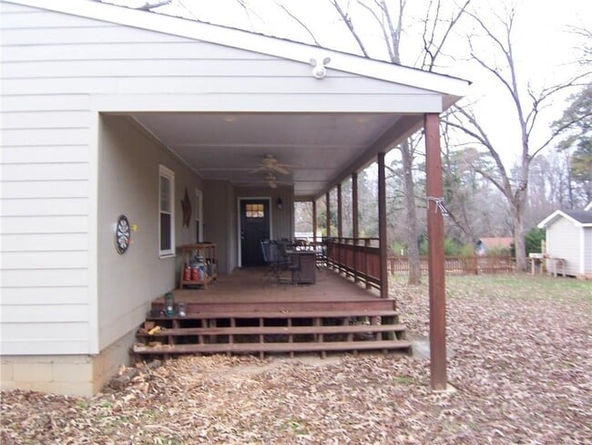 Building Photo - 125 King St