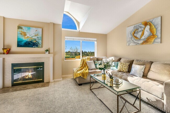 Building Photo - Beautiful Top Floor 2 Bed 2 Bath Condo in Factoria