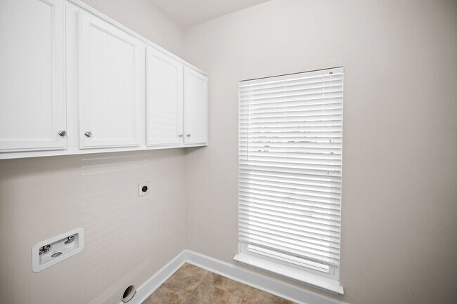 Building Photo - AVAILBALE NOW!