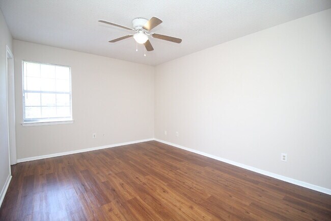 Building Photo - Great 4BR/2BA Home Near PSC Westside & NAS...