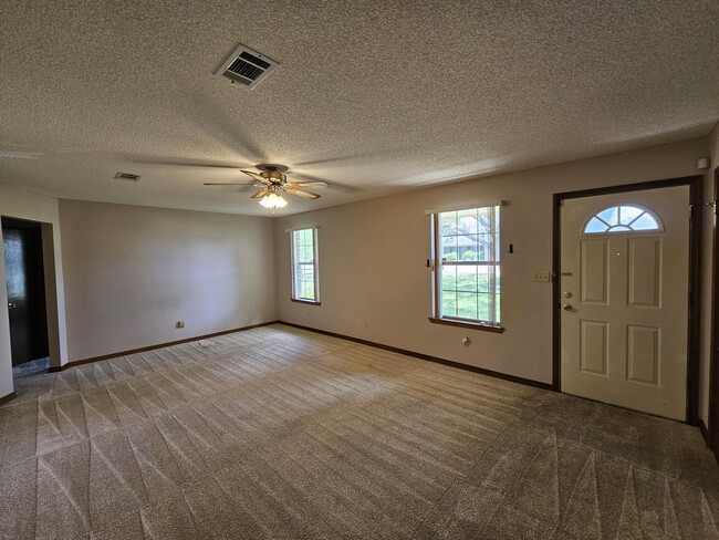 Building Photo - 7854 Pleasant Oaks Ave