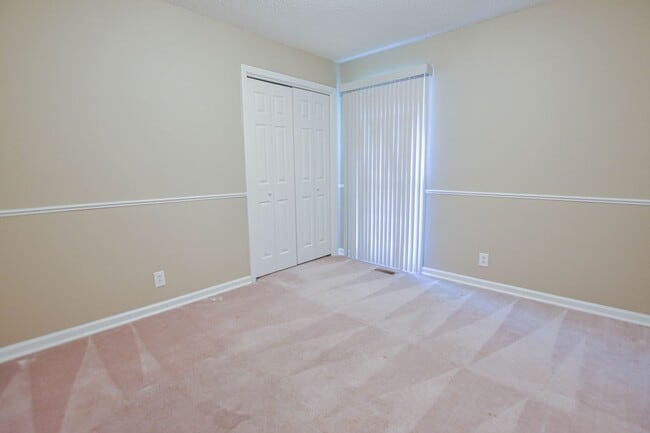 Building Photo - Pet Friendly Three Bedroom with Bonus!