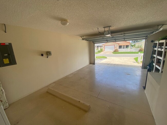Building Photo - Beautiful 2 + 2 Villa, Mostly Furnished AN...