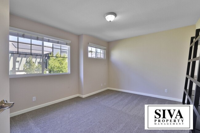 Building Photo - 808 Lenzen Ave