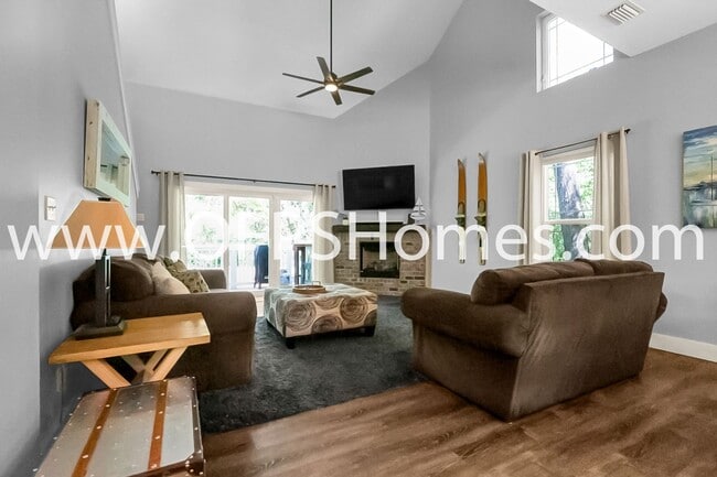 Building Photo - 712 Cypress Dr