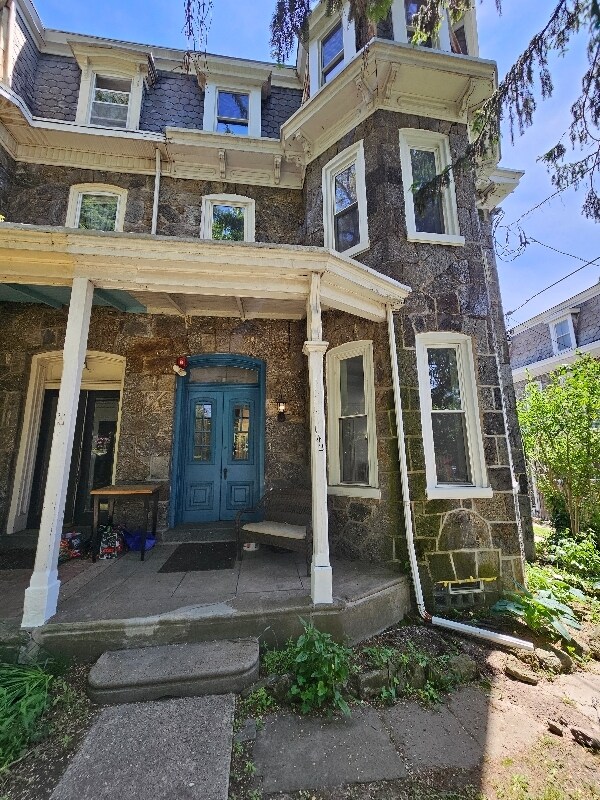 Building Photo - 142 Sumac St