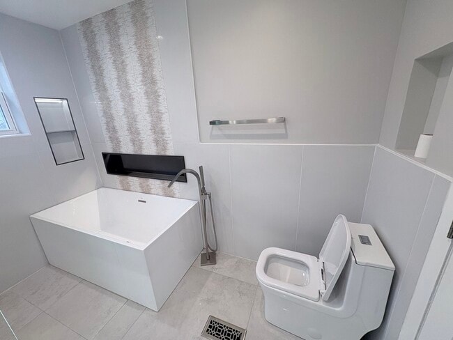 Building Photo - 1004 Longford Rd