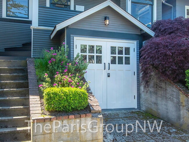 Building Photo - Remarkably Remodeled Queen Anne Home w/Air Conditioning!