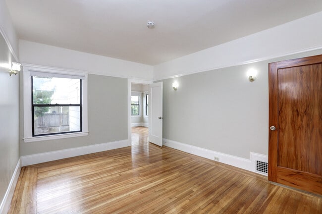 Building Photo - Charming Outer Sunset 2 bed / 1 bath home ...