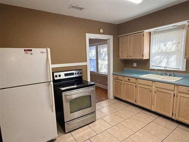 Building Photo - 1908 20th Ave N