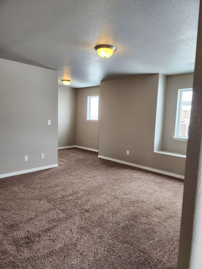 Building Photo - BEAUTIFUL 3BD HOME with A/C in TRAILS at F...