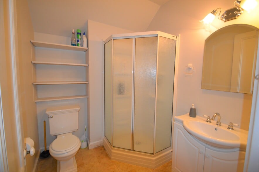 Cute bathroom - 226 Broadway