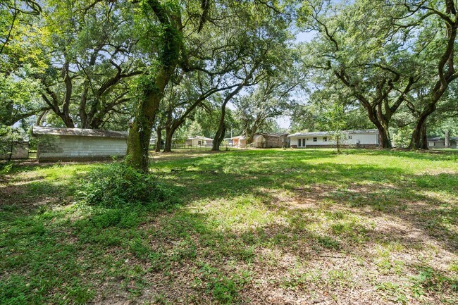 Building Photo - 2310 McPhillips Dr