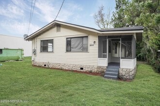 Building Photo - 2057 Blair St