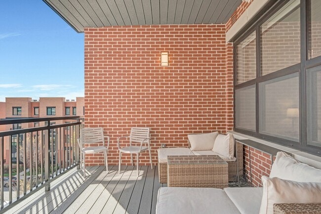 Building Photo - 701 Swann Ave