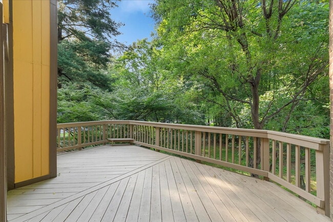 Building Photo - "Luxurious Reston Retreat: Spacious 2400 S...