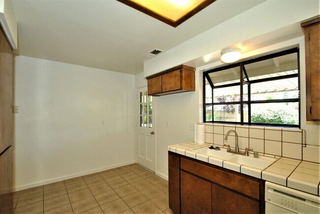 Building Photo - Lovely 4 Bedroom home in Clovis Unified