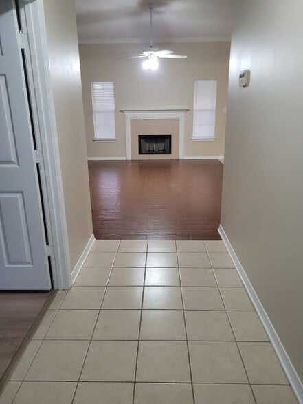 Building Photo - 17336 Meadowbrook Dr