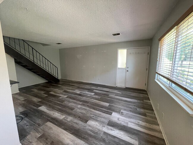 Building Photo - Charming 2-Bed, 2-Bath Condo in Prime Loca...