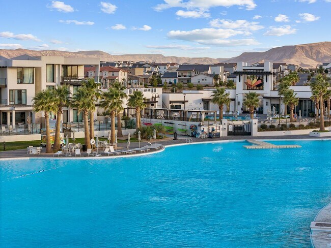 Building Photo - 3 Bedroom Townhome in Desert Color