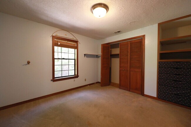 Building Photo - Spacious Custom Home, Most Utilities Included!