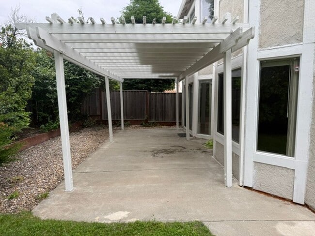 Building Photo - Spacious 3 Bedroom 2.5 Bath Two Story Home in Desirable Almaden Neighborhood