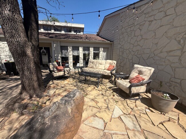 Building Photo - 1925 Bunting Ct