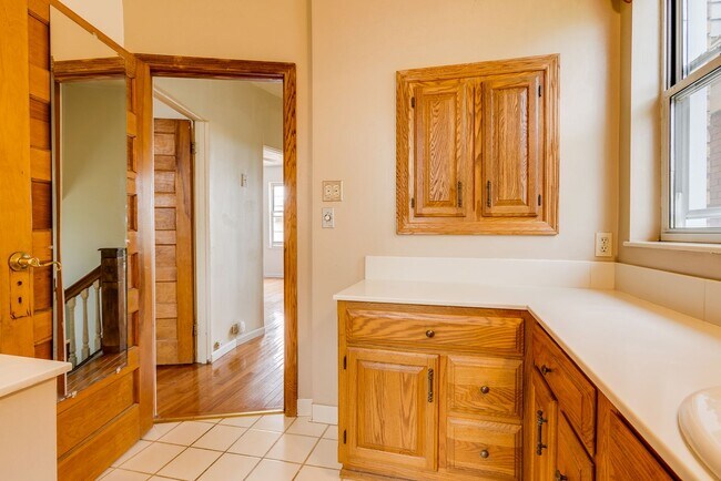 Building Photo - 325 Alice St