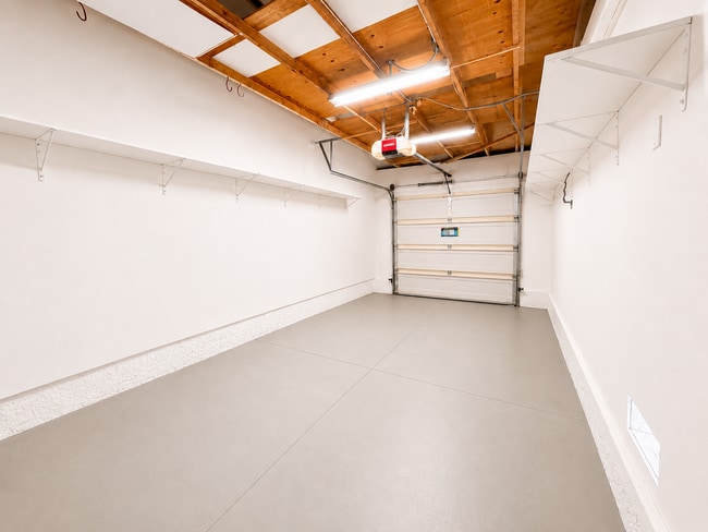 Building Photo - Beautiful 2 Bedroom Condo with fresh paint, flooring for Rent
