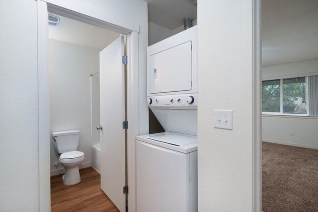 Building Photo - 3x1 upper level unit in Central Park Rose! $800 off 1st month rent!!