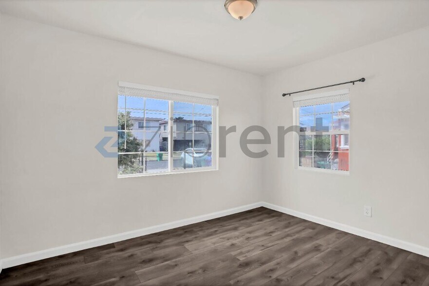 Building Photo - Unit