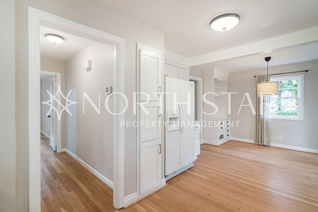 Building Photo - Newly Remodeled Lake Oswego Cottage With Lake Access.