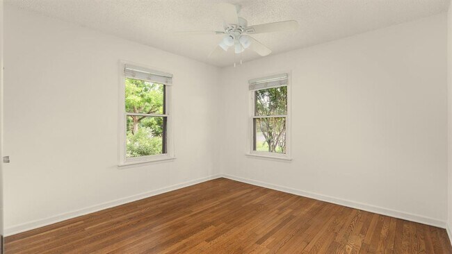 Building Photo - 206 E Skyview Rd